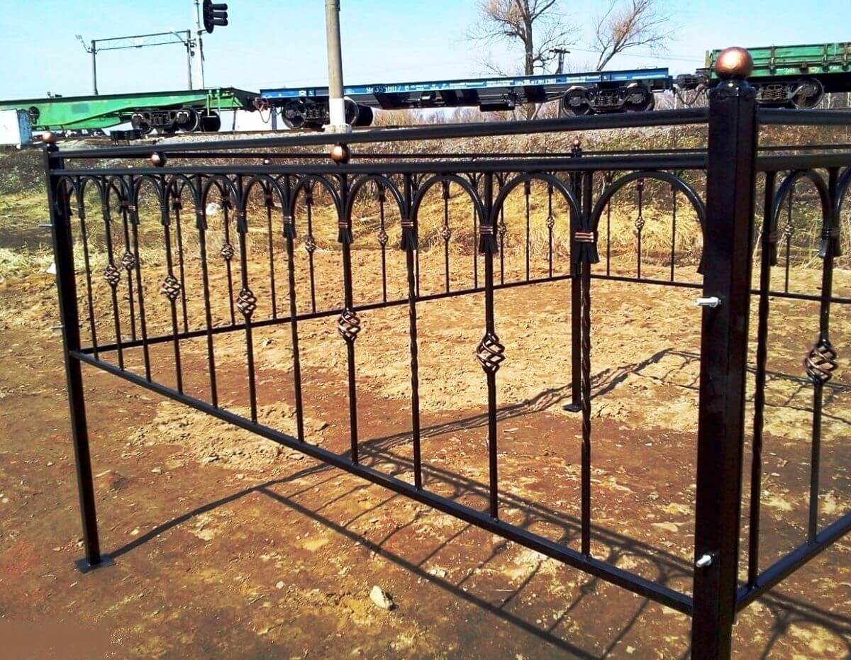 Ограда на кладбище с навесом